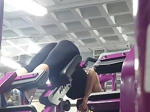 Gym hottie during her workout Picture 5