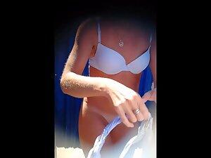 Voyeur peeps a beautiful milf pussy in beach cabin Picture 3