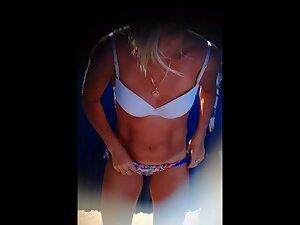 Voyeur peeps a beautiful milf pussy in beach cabin Picture 6