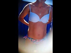 Voyeur peeps a beautiful milf pussy in beach cabin Picture 7