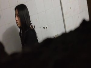 Asian beauty spied when she pissed Picture 8