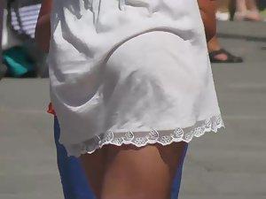 Just wait for her to kneel Picture 3