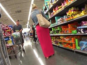 Sexy side of a classy milf in the supermarket Picture 1