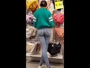 Outstanding ass in extra tight jeans Picture 1