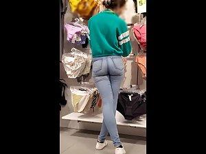 Outstanding ass in extra tight jeans Picture 2