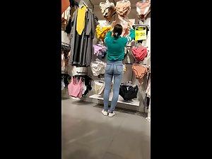 Outstanding ass in extra tight jeans Picture 3