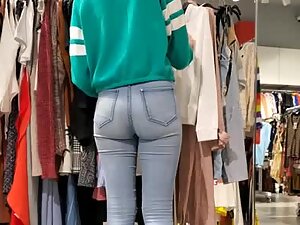 Outstanding ass in extra tight jeans