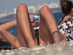 Beach voyeur peeping on intricate hot blonde Picture 2
