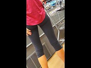 Checking out a skinny fit milf in the supermarket Picture 4
