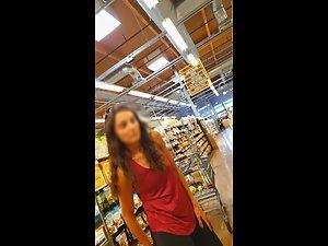 Checking out a skinny fit milf in the supermarket Picture 7