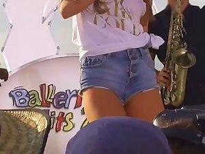 Pussy slip during beach concert Picture 5
