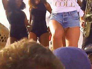Pussy slip during beach concert Picture 8