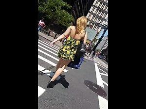 Summer breeze shows bare butt in upskirt Picture 3