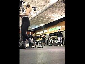 Gym voyeur peeps on booty building in progress Picture 1