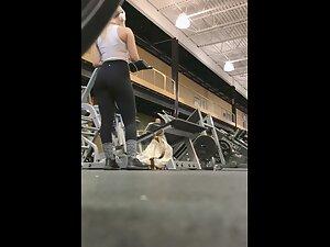 Gym voyeur peeps on booty building in progress Picture 2