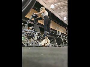 Gym voyeur peeps on booty building in progress Picture 4