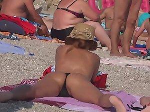 Shaved pussy slip from bikini on beach Picture 7
