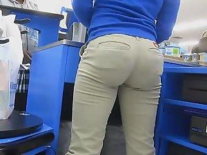 Hot butt of a cash register lady is filmed Picture 6
