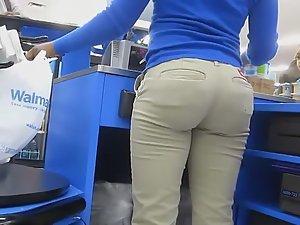 Hot butt of a cash register lady is filmed Picture 8