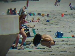 Priceless moment of accidental nudity on beach Picture 1