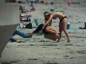 Priceless moment of accidental nudity on beach Picture 3