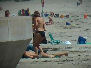 Priceless moment of accidental nudity on beach Picture 4