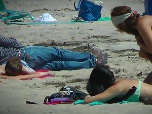 Priceless moment of accidental nudity on beach Picture 6