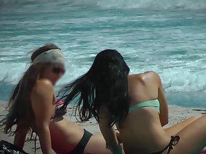 Priceless moment of accidental nudity on beach Picture 8