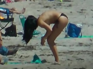 Priceless moment of accidental nudity on beach