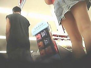 Upskirt of an attractive girl Picture 1