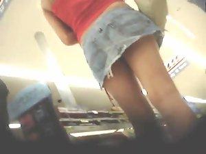 Upskirt of an attractive girl Picture 3