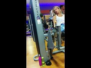 Hot bubbly ass of a smiling milf caught by a gym voyeur Picture 7
