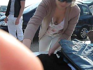 Downblouse of her while she buys clothes Picture 8
