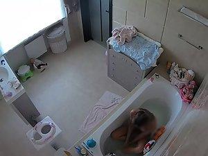 Spying on perfect young milf pissing and bathing Picture 2