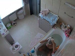 Spying on perfect young milf pissing and bathing Picture 3