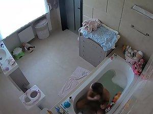 Spying on perfect young milf pissing and bathing Picture 4