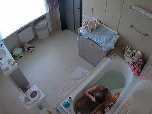 Spying on perfect young milf pissing and bathing Picture 5