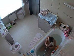 Spying on perfect young milf pissing and bathing Picture 6