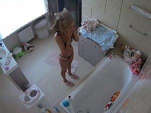 Spying on perfect young milf pissing and bathing Picture 8