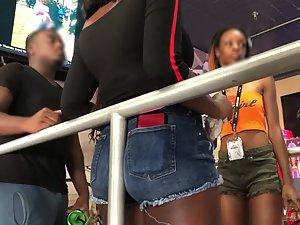 Black girl likes to touch a hard pole with her butt Picture 3