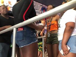 Black girl likes to touch a hard pole with her butt Picture 5