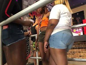 Black girl likes to touch a hard pole with her butt Picture 7