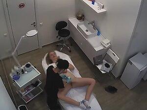 Peeping on quick removal of pubes from hot pussy Picture 2