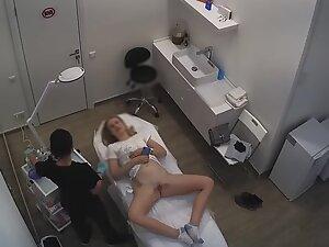 Peeping on quick removal of pubes from hot pussy Picture 3