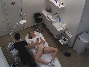 Peeping on quick removal of pubes from hot pussy Picture 4