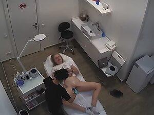 Peeping on quick removal of pubes from hot pussy Picture 7