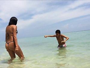 Amazing body of young milf on the beach Picture 2