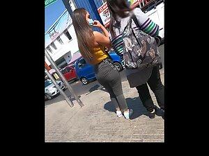 Hot shorty got a big booty Picture 2