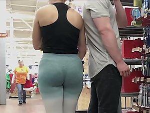 Priceless moment when fit girl tugs her leggings Picture 3