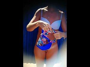 Voyeur peeps on fuckable fit milf in the beach cabin Picture 6